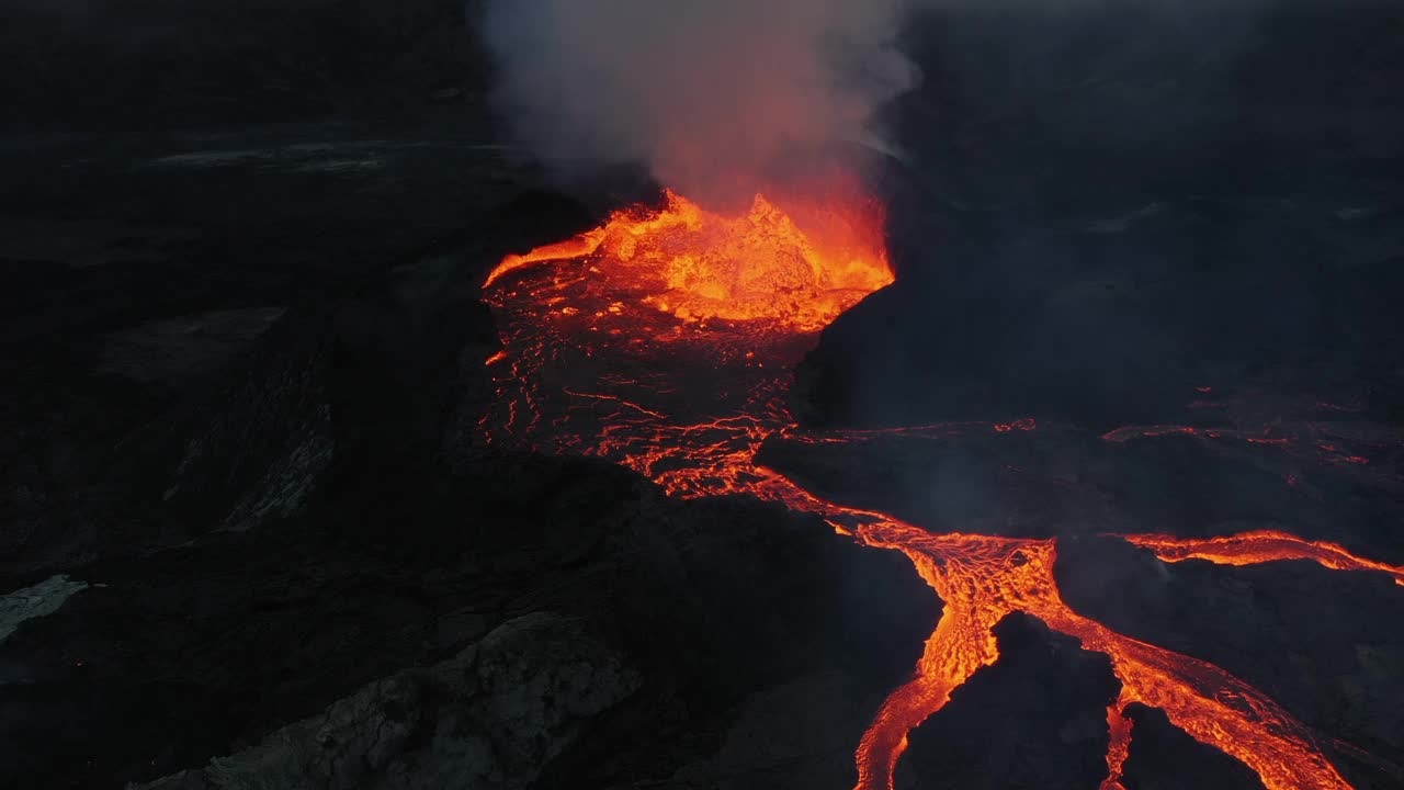 无人机拍摄的火山场景，冰岛雷克雅内半岛Fagradalsfjall火山视频下载