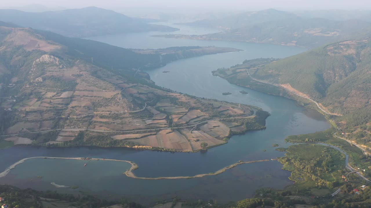 航拍的Kizilirmak河在科莱镇，巴夫拉，萨姆松。视频下载