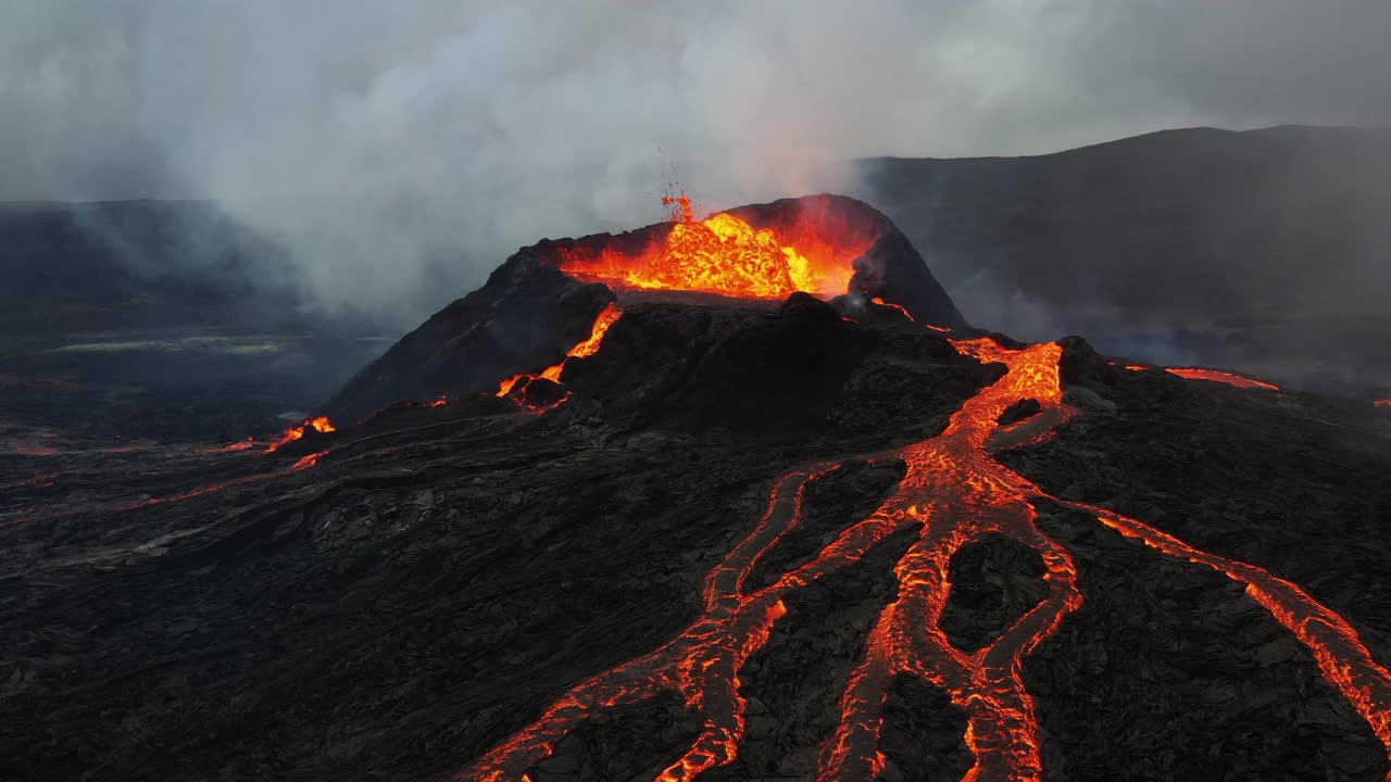 无人机拍摄的冰岛雷克雅斯半岛法格拉达斯火山内部沸腾的岩浆视频素材