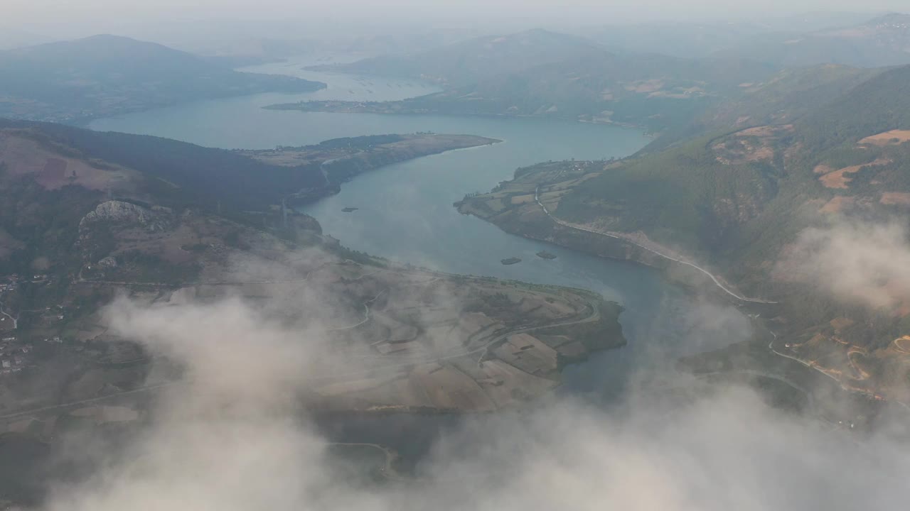 航拍的Kizilirmak河在科莱镇，巴夫拉，萨姆松。视频下载