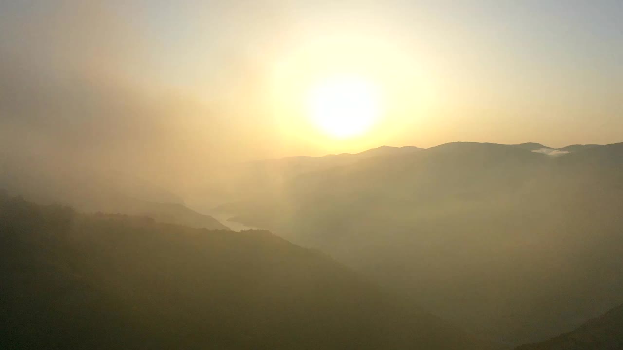 山脉上日落的超延时镜头。视频下载