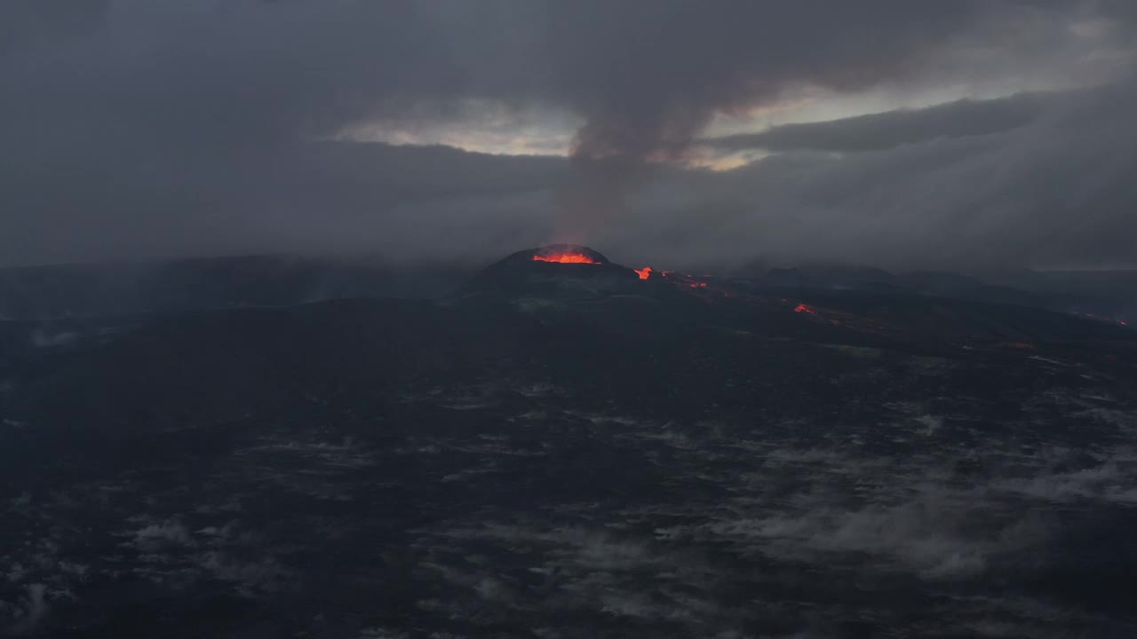 无人机拍摄的画面在飞向冰岛雷克雅内半岛Fagradalsfjall火山时上升到云层中视频下载