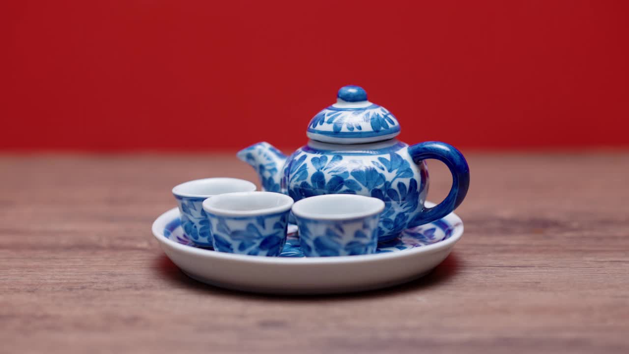 茶被倒进桌上的传统中国茶杯，热饮饮料茶点时间。视频下载
