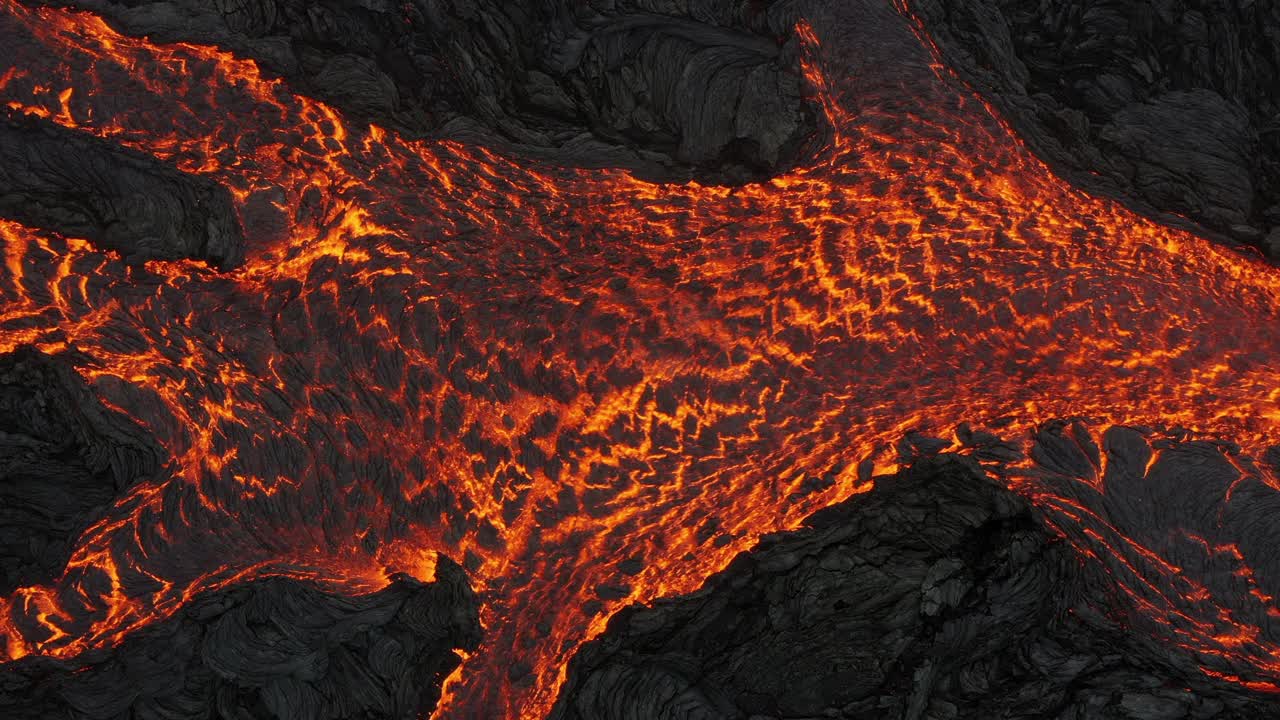 从冰岛雷克雅斯半岛的法格拉达斯火山直接拍摄的熔融熔岩流向多个方向视频素材