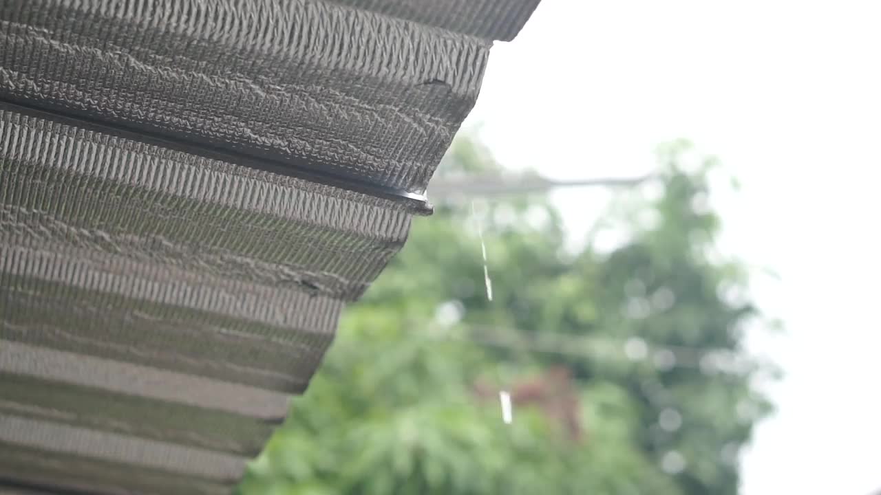 雨点从屋顶落下视频下载