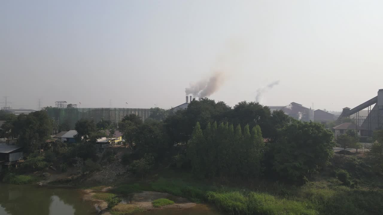 从工厂的烟囱里冒出一股烟。航拍视频视频下载
