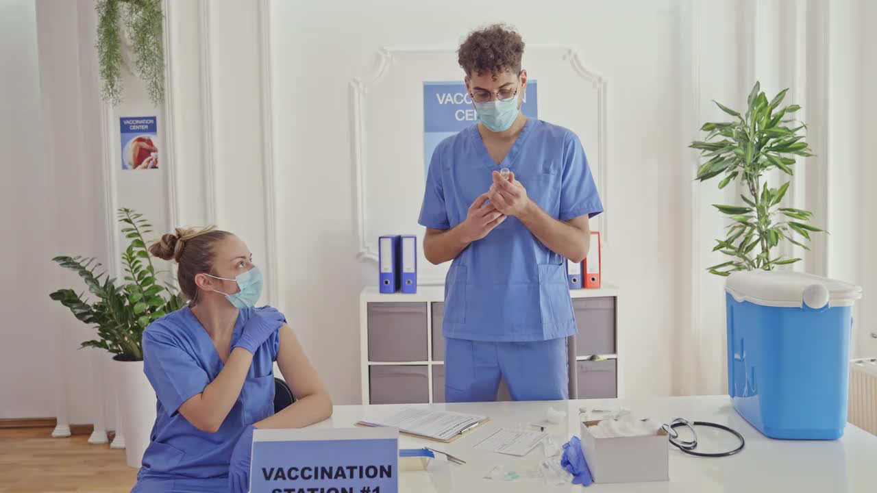 Covid-19疫苗接种中心男性卫生保健工作者疫苗接种护士视频素材