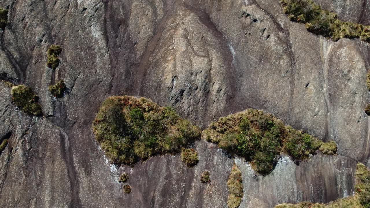 塞拉达曼蒂奎拉的花岗岩岩石-无人机视图视频素材
