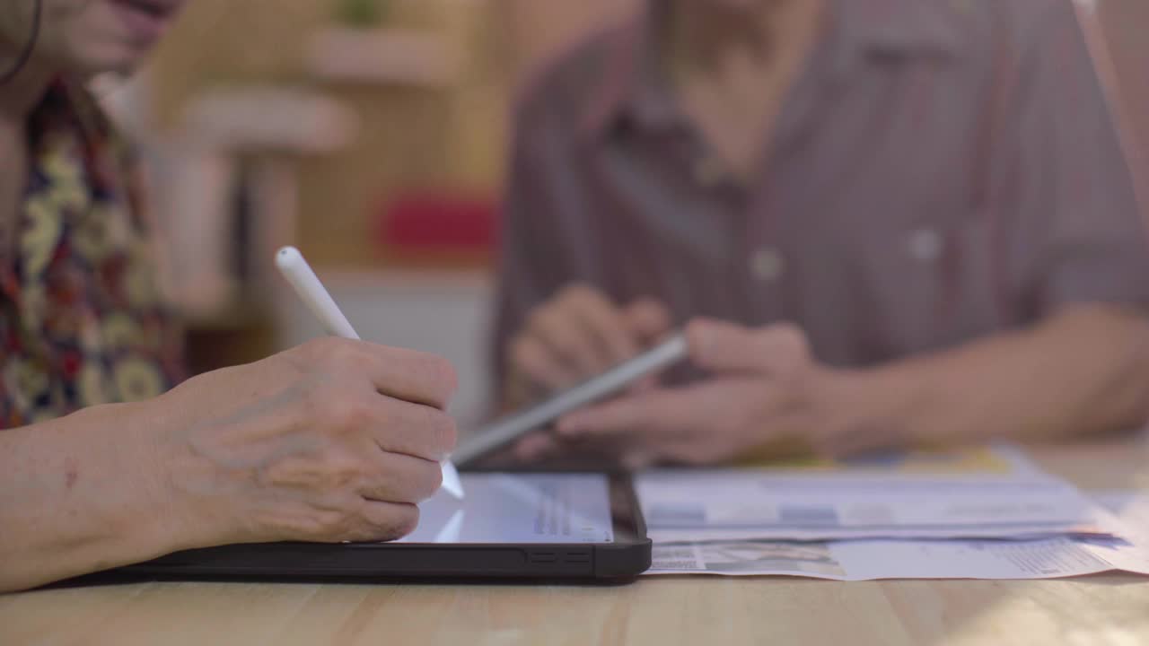 亚洲老男人和女人使用手机扫描和支付家庭财务账单视频素材