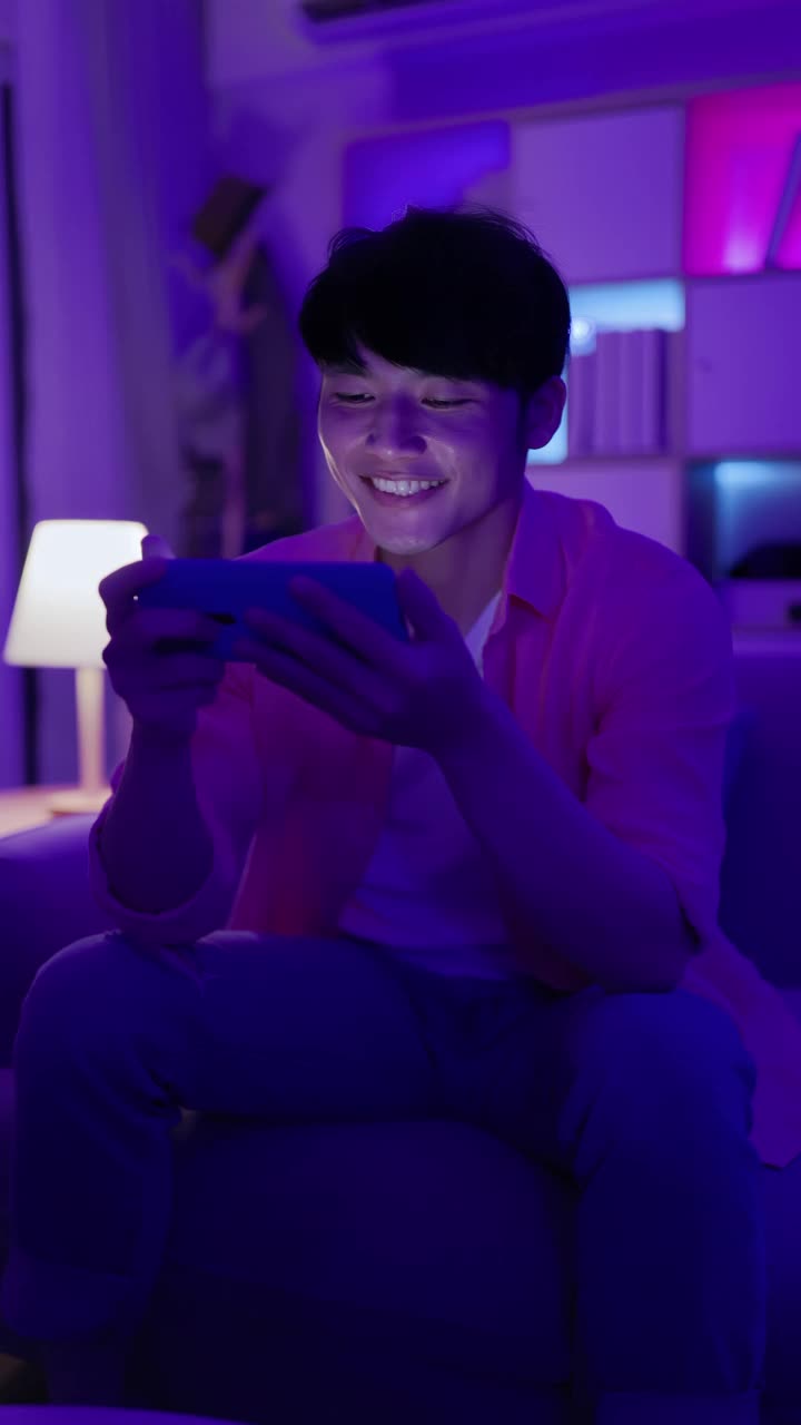 男人玩手机游戏视频素材