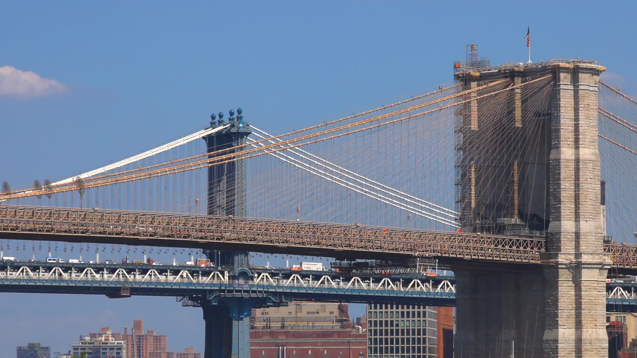 从纽约南街俯瞰布鲁克林大桥和曼哈顿大桥。视频下载