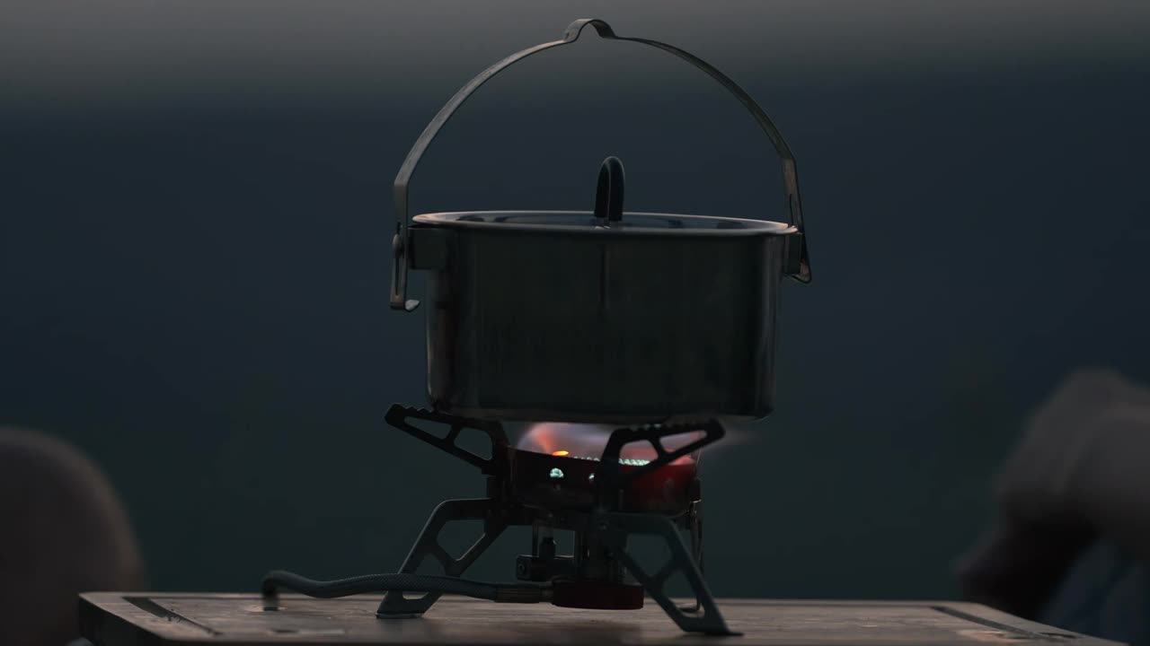 锅立在室外的煤气灶上。慢动作视频素材