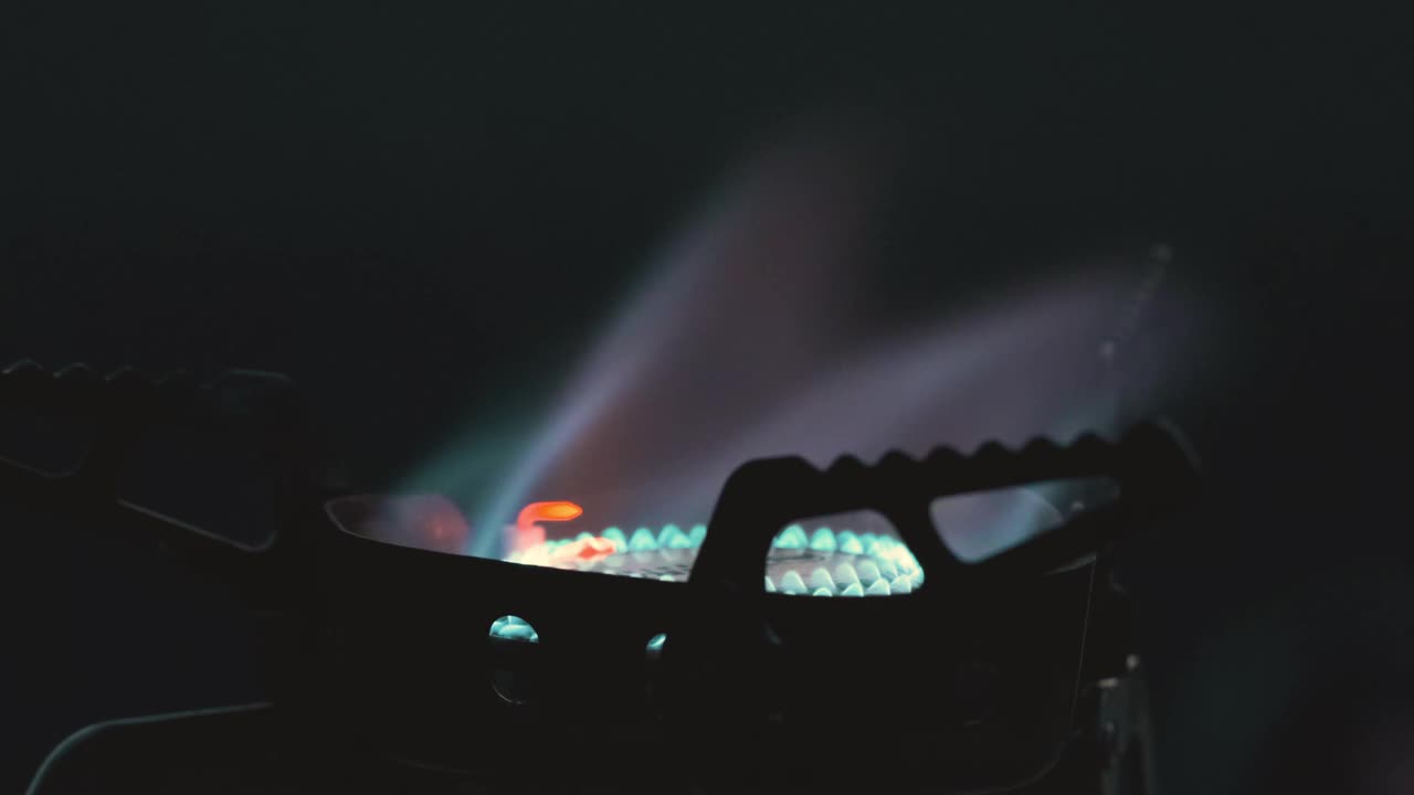 金属锅立在室外的煤气灶上。慢动作视频素材