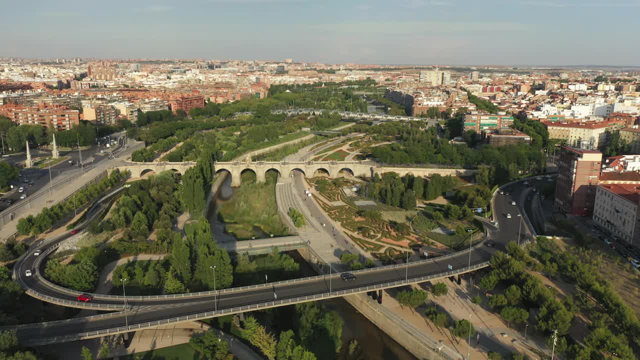 西班牙马德里城市公园和托莱多桥的鸟瞰图视频下载