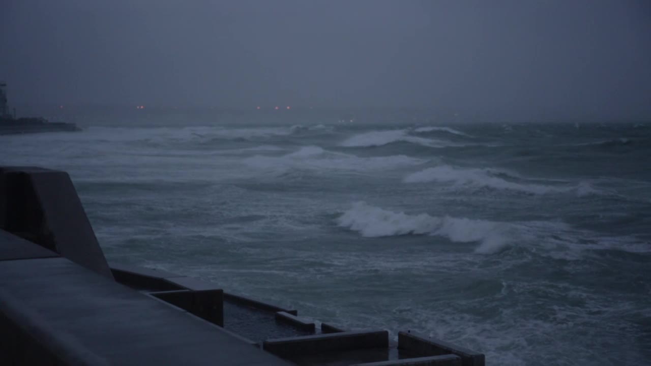 冲绳岛顺部海堤沿岸的狂风台风天气视频素材