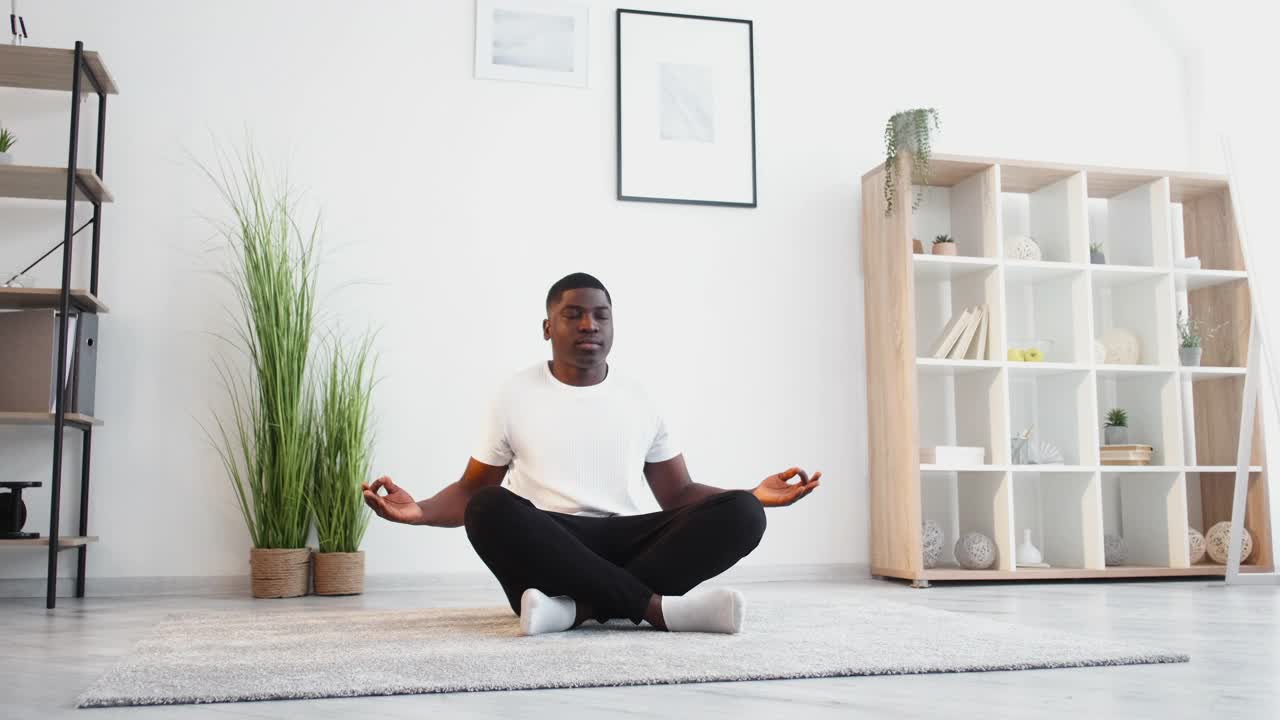 开始黑人家庭瑜伽训练视频素材