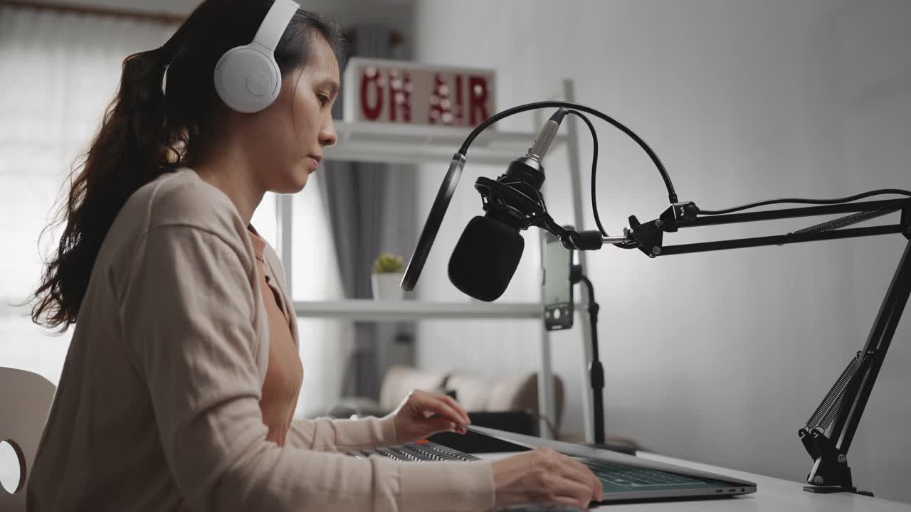 亚洲妇女录制播客从家庭工作室视频下载