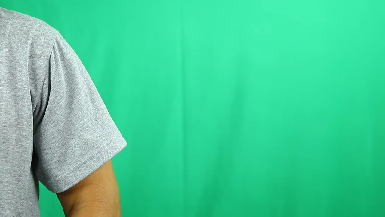 男子卷起t恤袖子接种疫苗视频素材