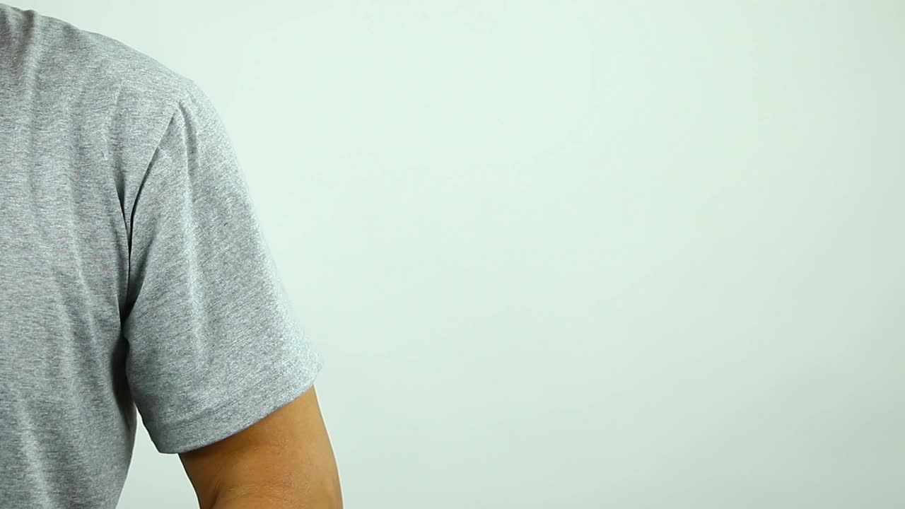 男子把t恤袖子卷起来，用白色背景接种疫苗视频素材