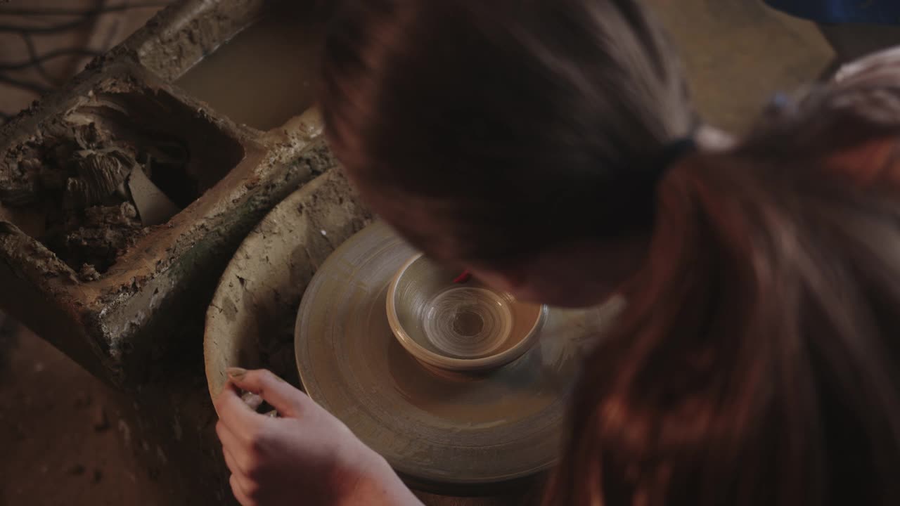 年轻的女陶工喝完一小碗视频素材