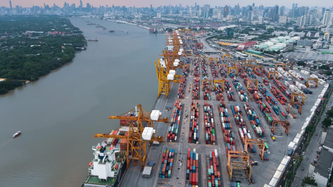 超视点繁忙的工作区货物集装箱箱船在泰国首都曼谷港日落东南亚视频素材