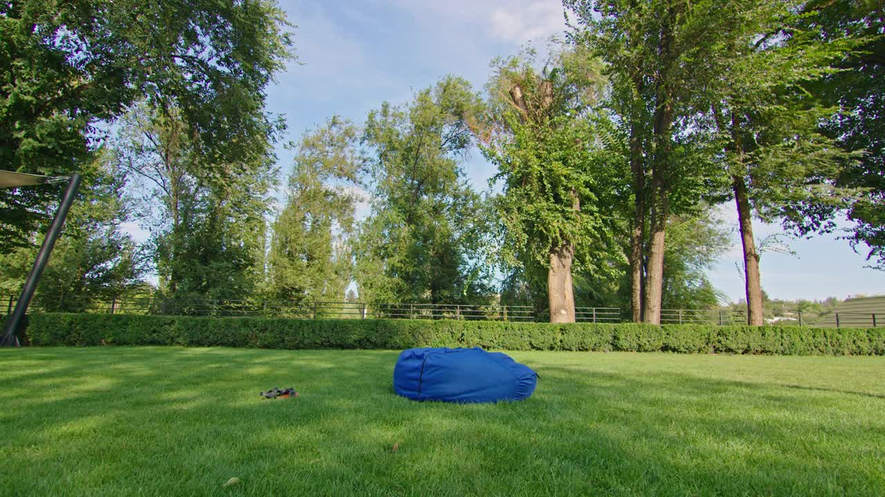 一个年轻的女人在炎热的夏天享受一个美妙的凉爽的地方，玩得很开心，跌倒在一个长椅上，在绿色的草地上跳，笑，跑。视频下载