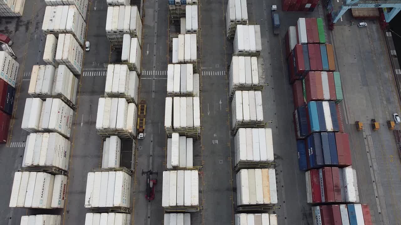 拉丁美洲港口的集装箱走廊视频素材
