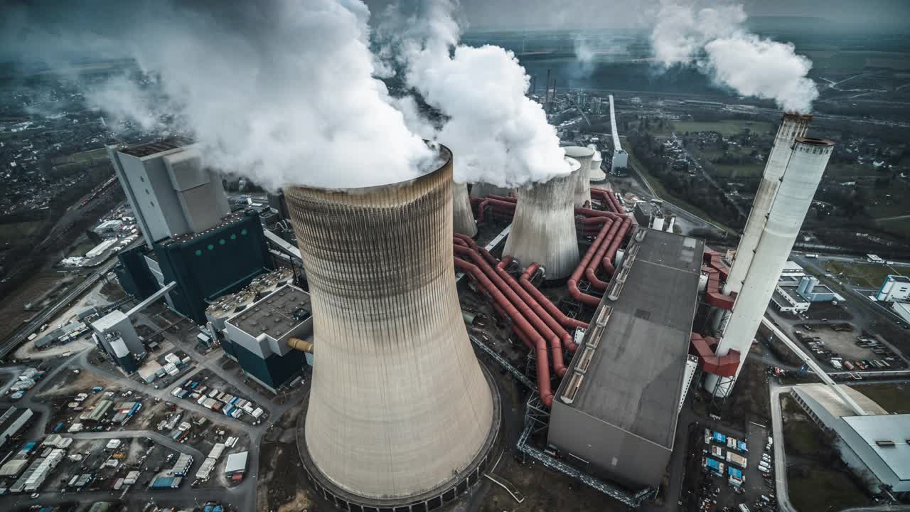 燃煤发电厂造成的空气污染。航拍视频素材