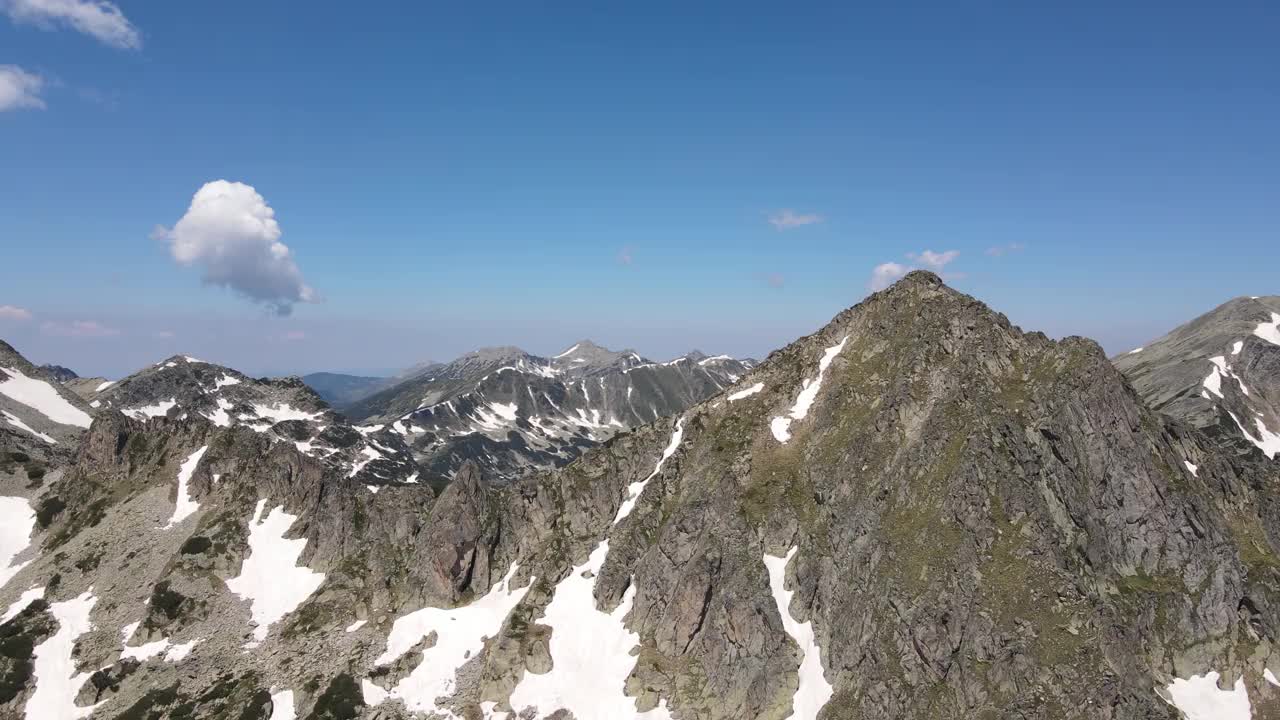 保加利亚皮林山Dzhangal峰鸟瞰图视频素材