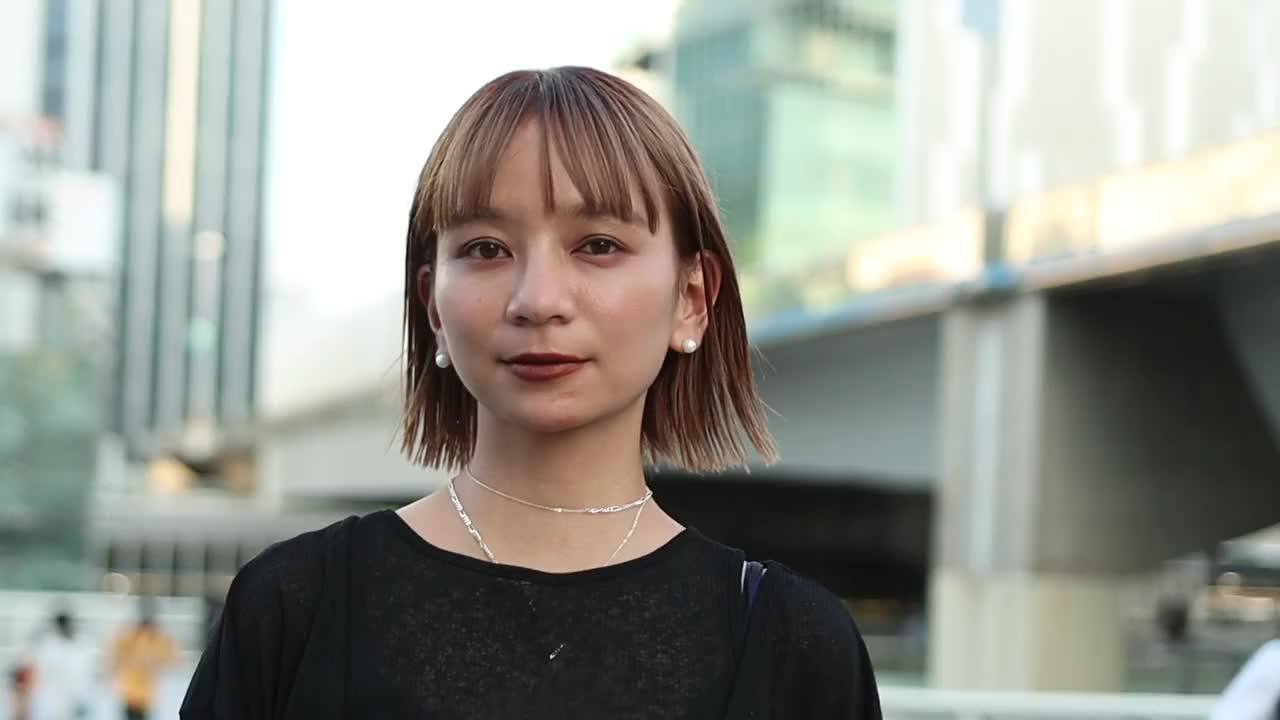 美丽的亚洲年轻女子的肖像视频素材
