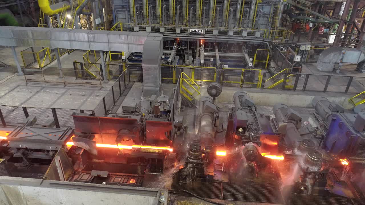 冶金厂的金属生产过程。现代化工厂里烧红的金属。现代冶金工厂视频素材