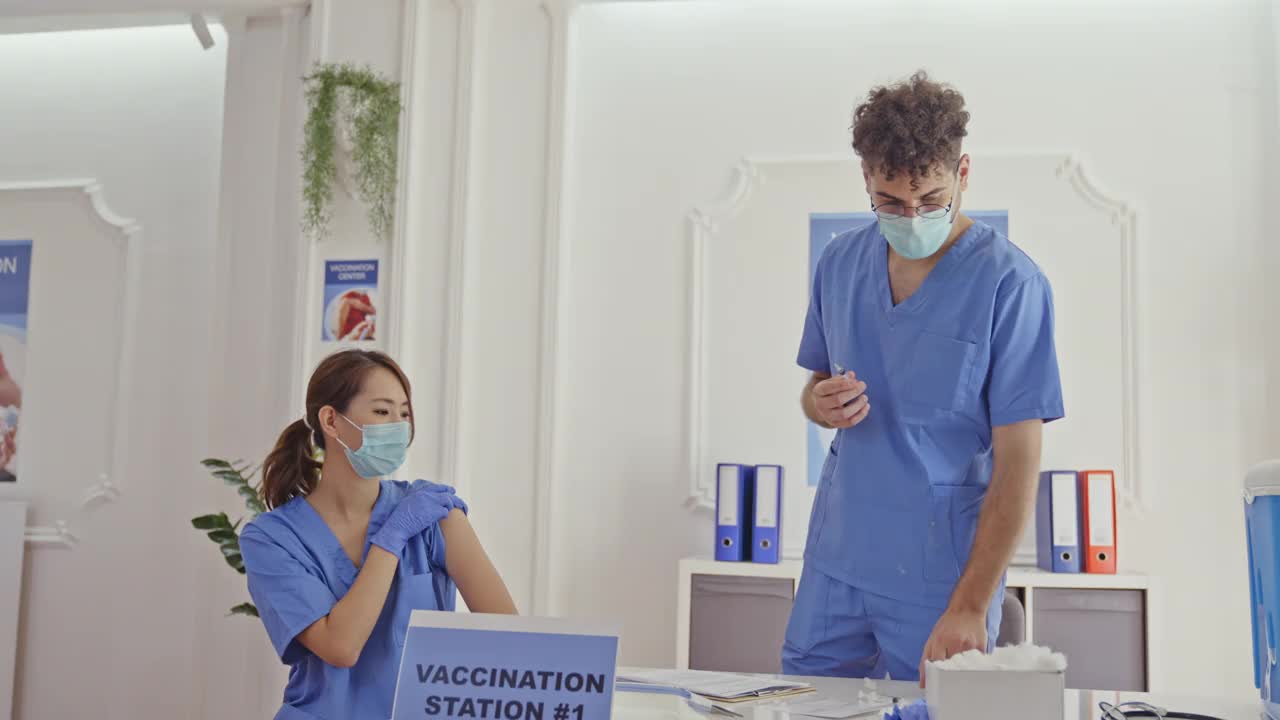 Covid-19疫苗接种中心男性卫生保健工作者疫苗接种护士视频素材
