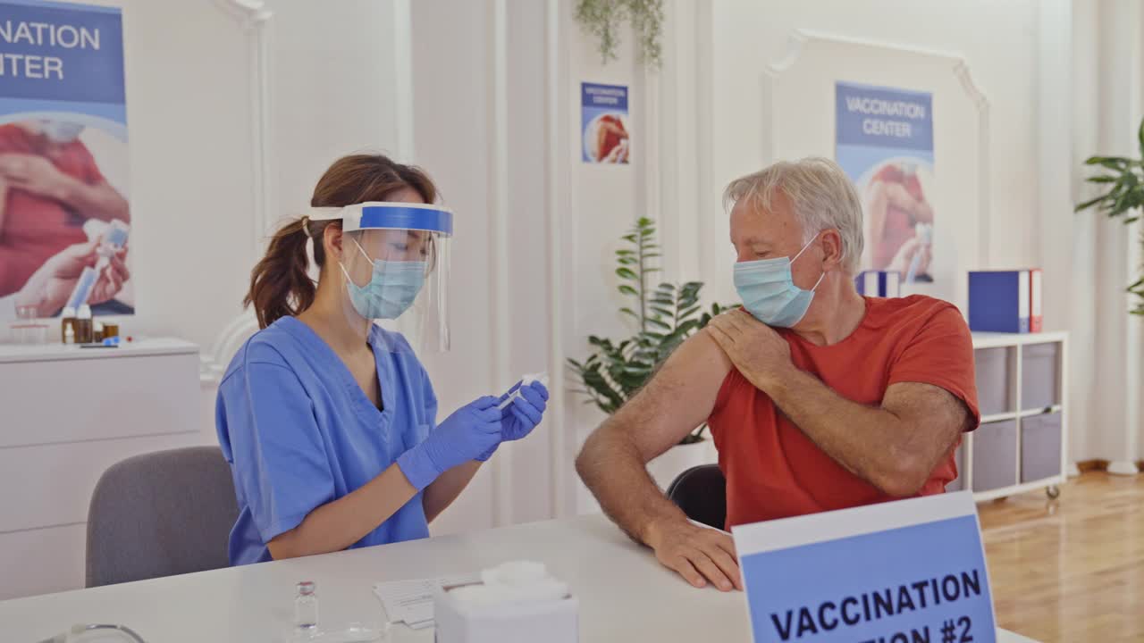 一名老人在现代Covid-19疫苗接种中心接种疫苗视频下载