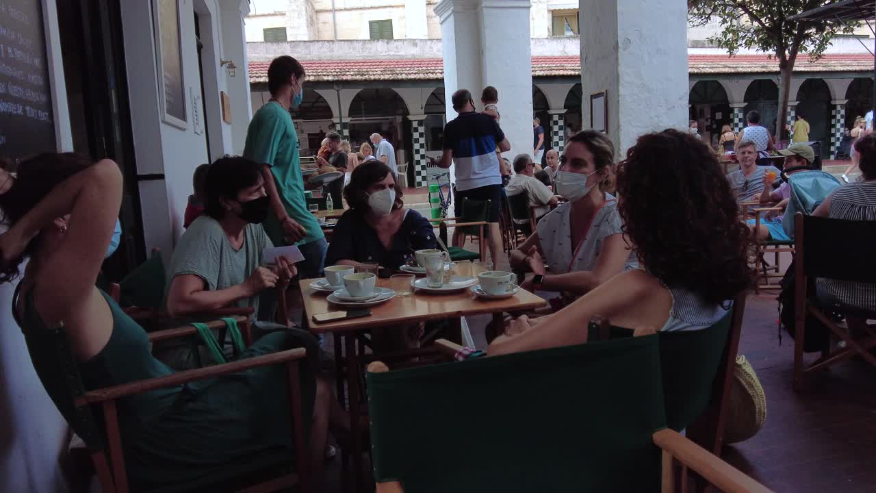 巴利阿里群岛梅诺卡岛Ciudadela镇市场上的人们视频素材