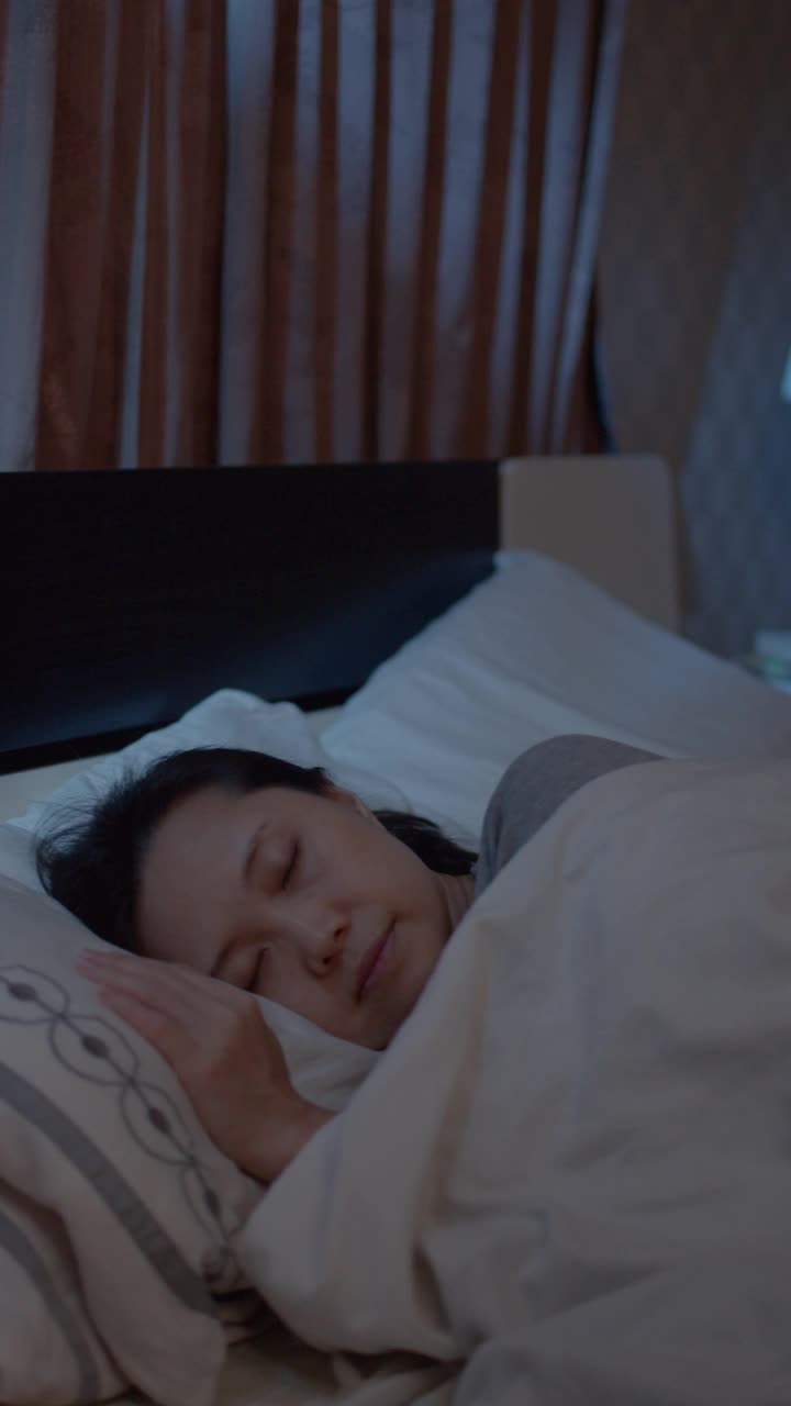 亚洲女性擅长在床上睡觉和放松。视频下载