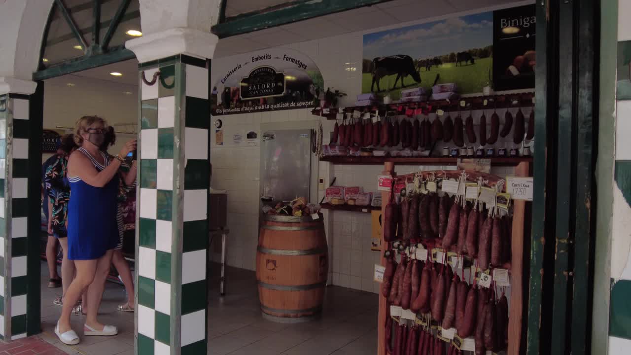 巴利阿里群岛梅诺卡岛Ciudadela镇市场上的人们视频素材