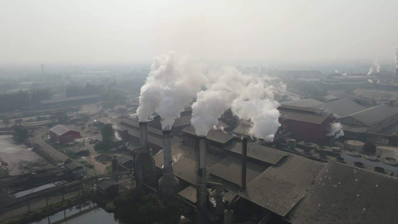 从工厂的烟囱里喷出的烟，航拍视频视频下载