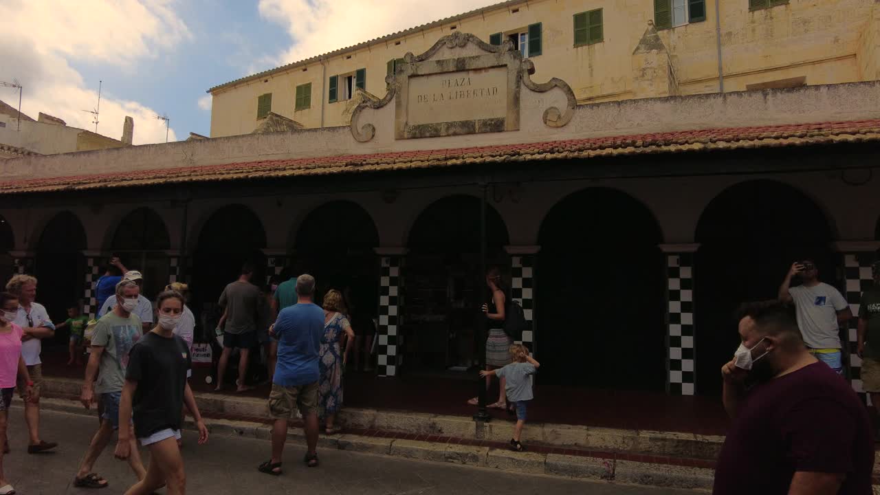 巴利阿里群岛梅诺卡岛Ciudadela镇市场上的人们视频下载