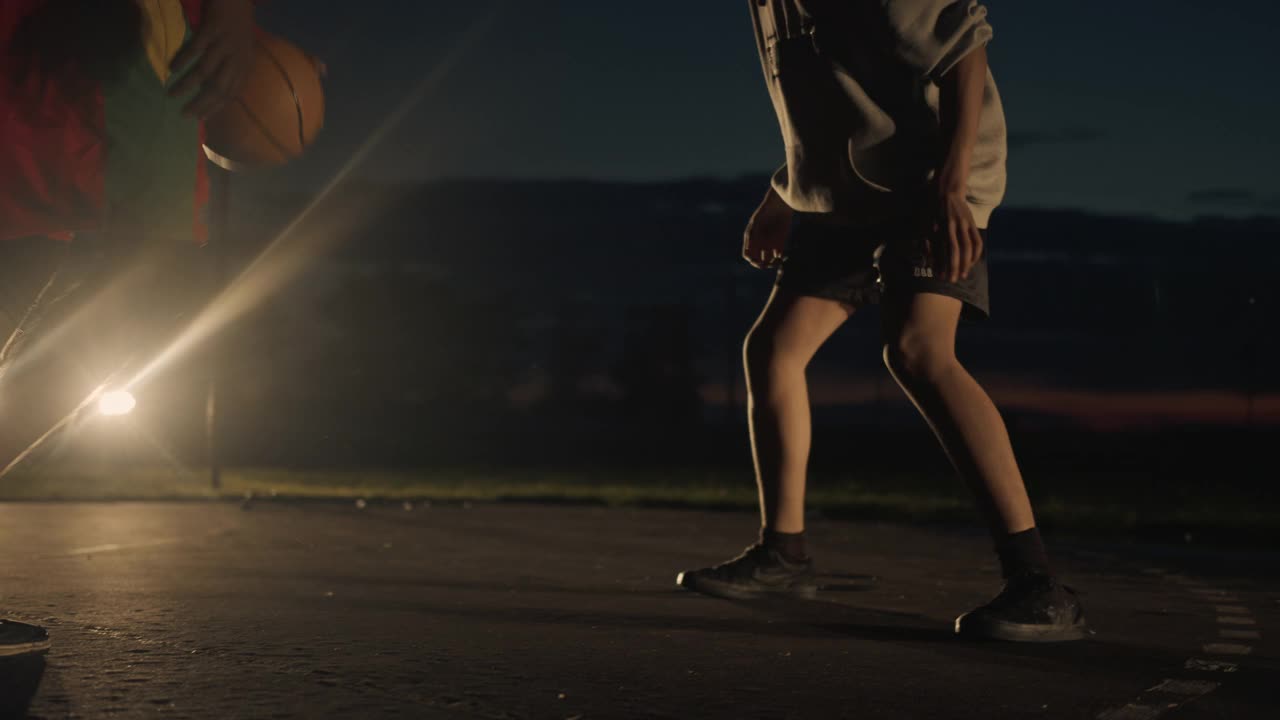 篮球运动员在晚上运球视频素材