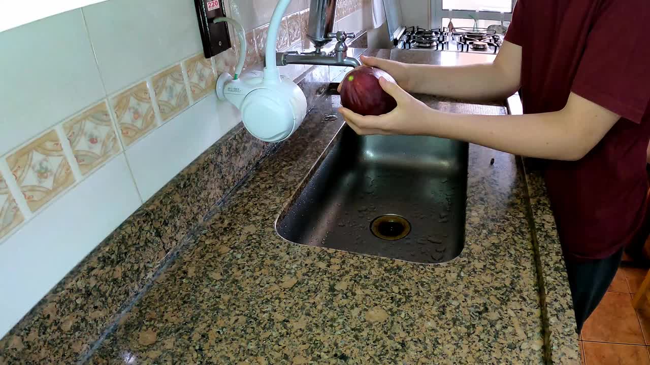 在水槽的水龙头边洗水果视频素材
