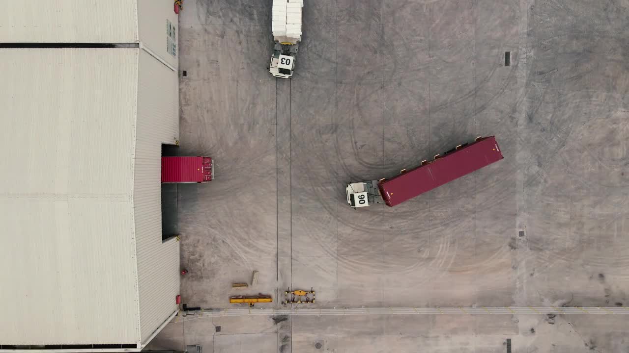 在仓库用卡车装卸产品，叉车从卡车上卸下货物，卡车进入机库装卸货物视频素材