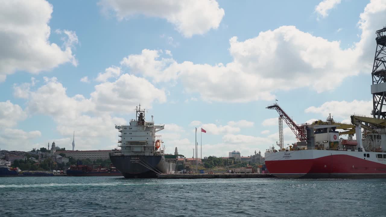 在伊斯坦布尔的石油开采船视频下载