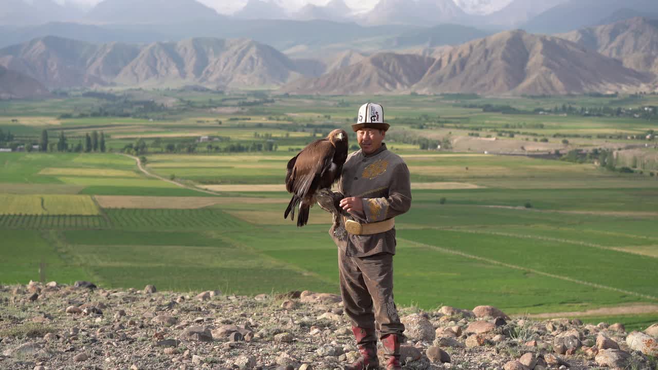 鹰猎人站在吉尔吉斯斯坦山脉的背景视频素材