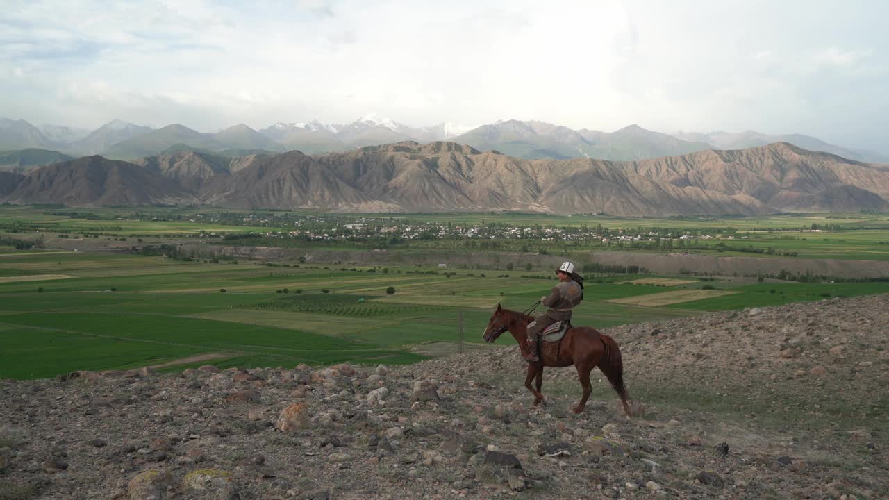 吉尔吉斯斯坦草原上骑马的鹰猎人视频素材