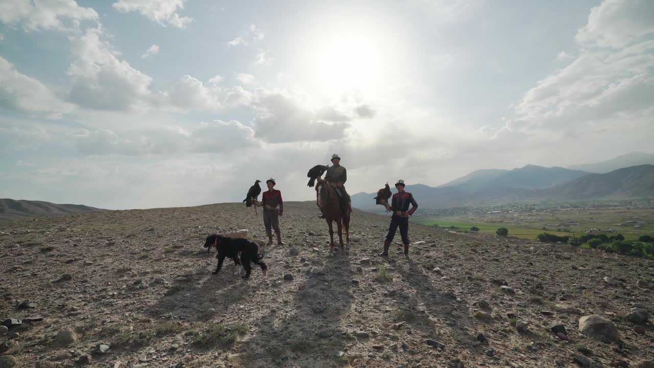 吉尔吉斯斯坦草原上的三个鹰猎人视频素材