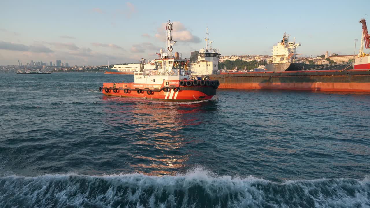 在伊斯坦布尔的石油开采船视频下载