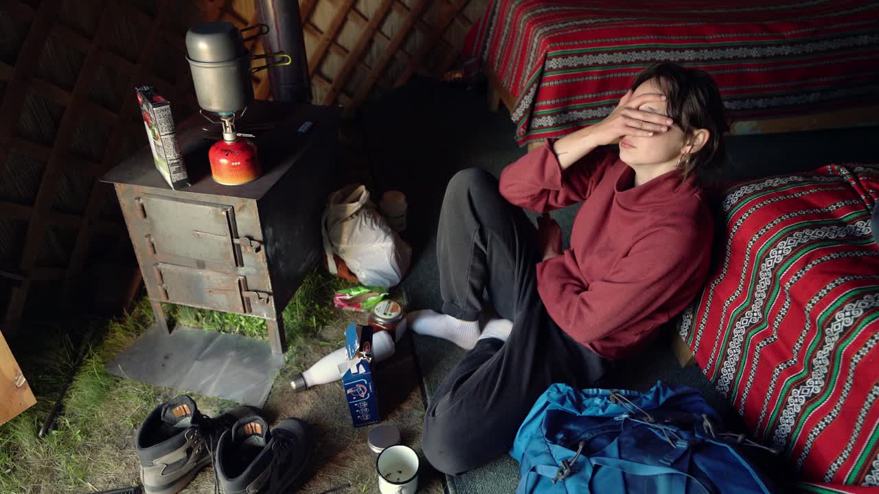 疲惫的女旅行者在便携式炉灶上做饭视频下载