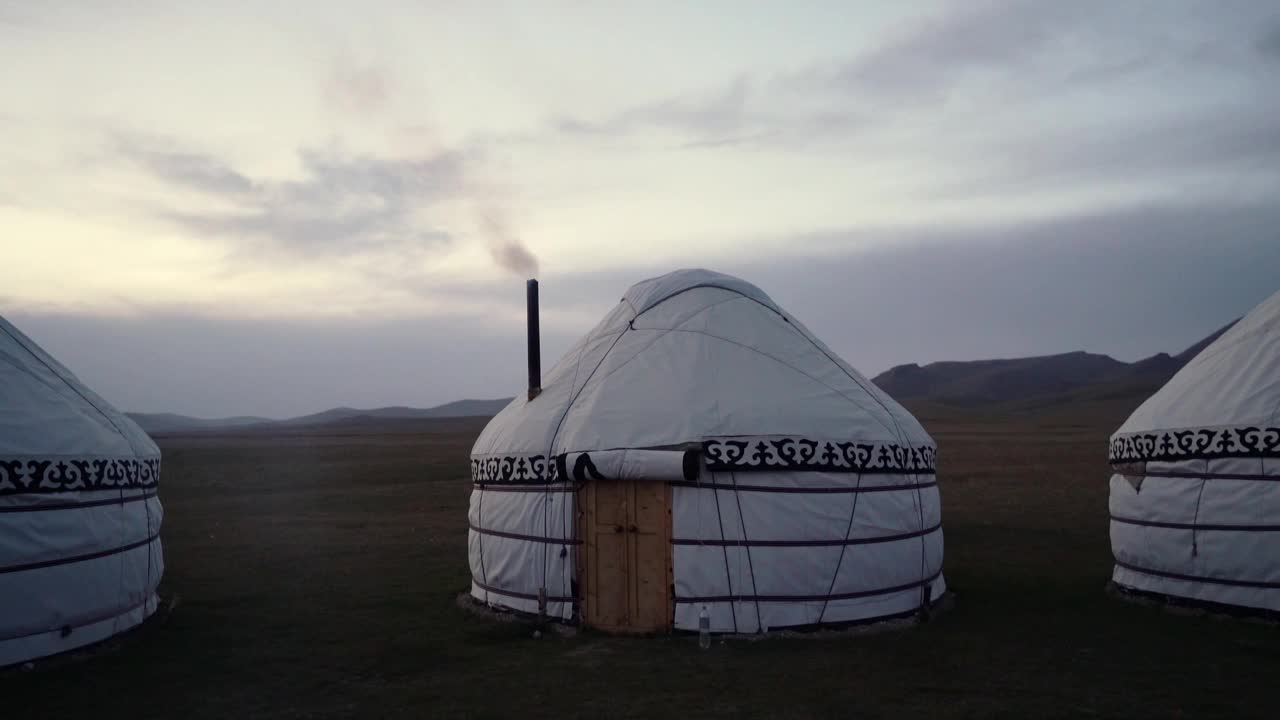 吉尔吉斯斯坦孙库尔湖附近的蒙古包风景视频下载