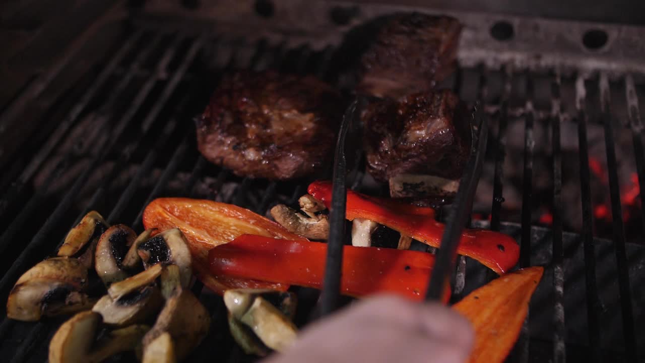 肉和蔬菜是在烤架上烤的视频素材