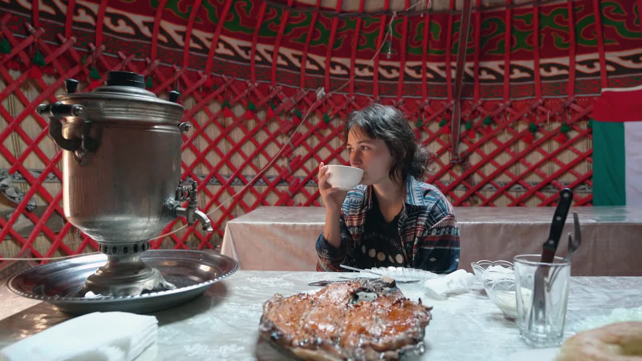 女人在蒙古包里用茶炊喝茶视频下载